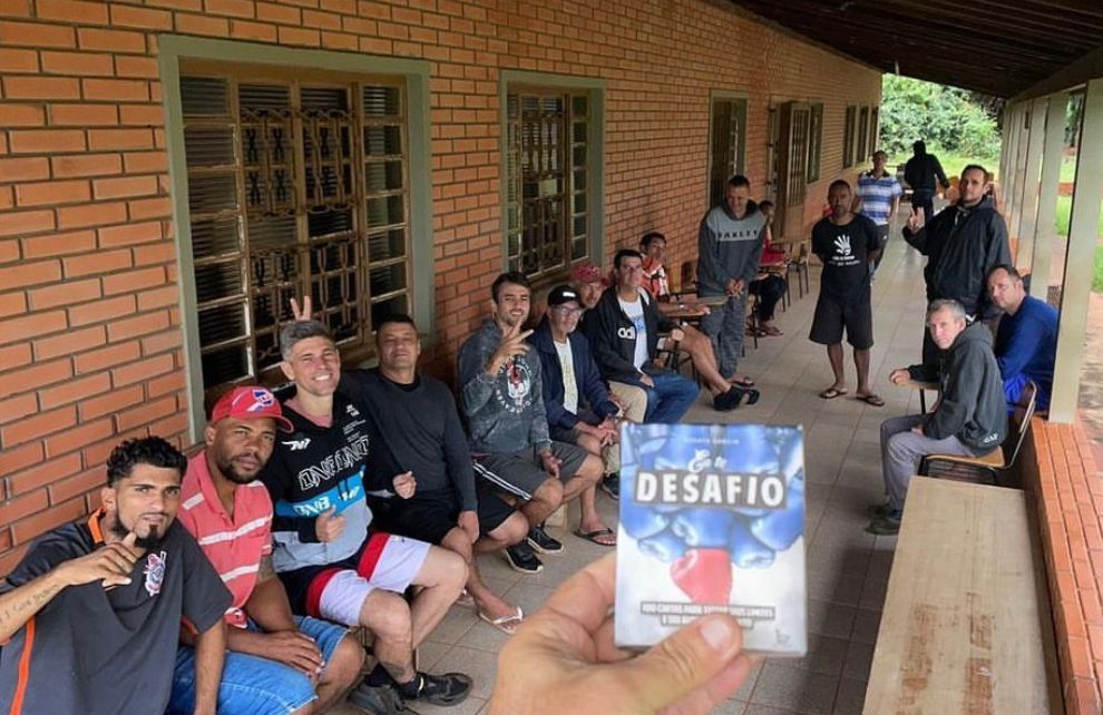 Equipe de pessoas em atividades terapêuticas